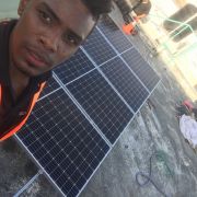 Keluarga Smart Solar - Pedro Brand - Instalación de paneles solares