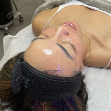 I work off commission at ZenVida Wellness & Aesthetics - Samaná - Beauty services