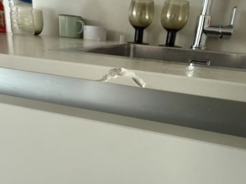 Especialista de reparación o mantenimiento de encimeras