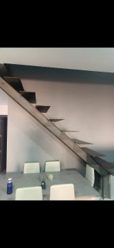 Carpintero para la instalación de escaleras