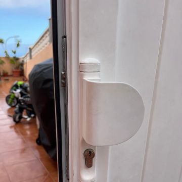 Cerrajería Daniel - San Cristóbal de La Laguna - Instalación de la puertas para mascotas