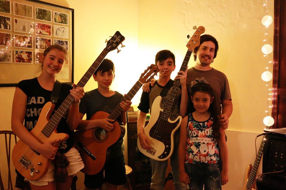 Músico/ Profesor de bajo eléctrico / Profesor de música - Las Rozas de Madrid - Clases de ukelele