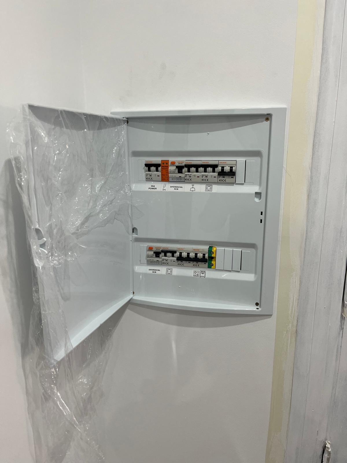 PCM Energy. Electricidad y sistemas automatizados - Mengíbar - Instalación de lámparas