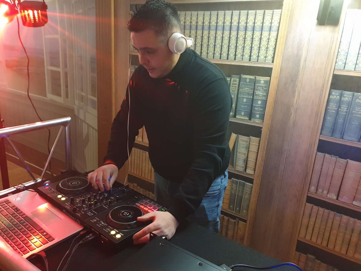 Navarro DJ - Maracena - Cantantes