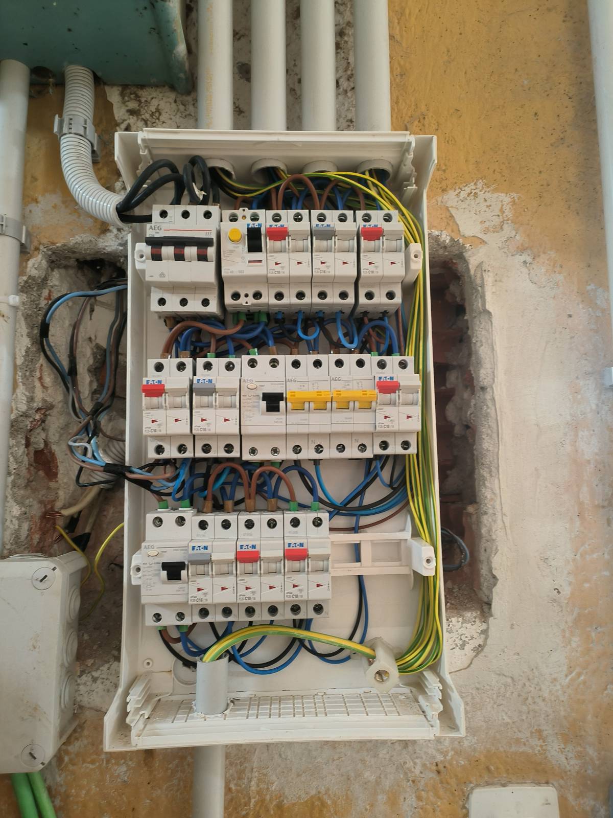 Fexsa - Alcorcón - Instalación de interruptores y enchufes