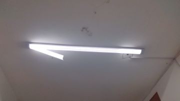Electricista para la instalación de lámparas