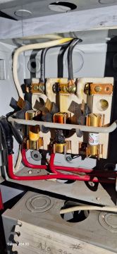 Electricista para la reparación de cajas de fusibles
