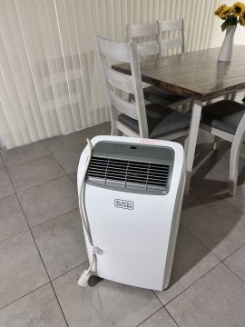 Especialista en HVAC para mantenimiento de unidades de A/C portátiles  o de pared