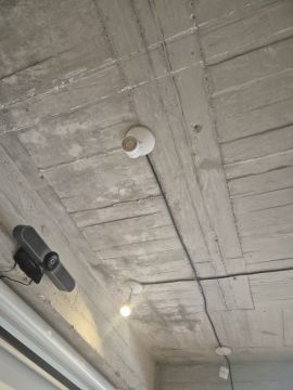 Electricista para la instalación de lámparas