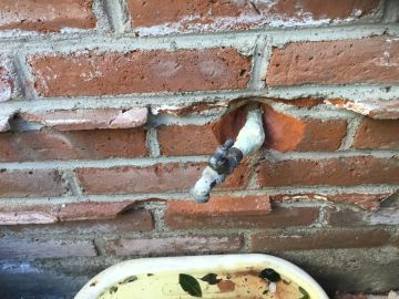 Plomero para mantenimiento o reparación de plomería exterior