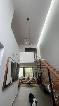 Electricista para la instalación de lámparas