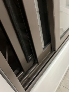 Carpintero del metal para la reparación de ventanas