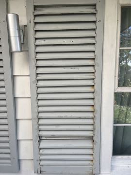 Handwerker für die Reparatur von Fensterläden