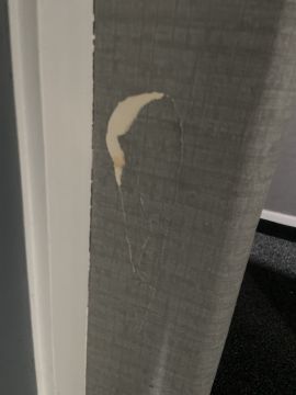 Pintor para la restauración de papel pintado