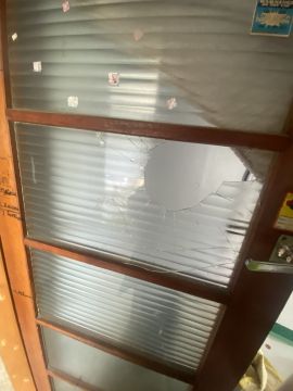 Carpintero del metal para la reparación de ventanas