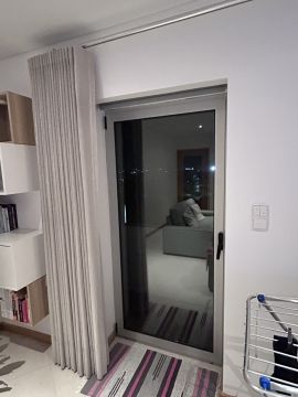 Handwerker für die Reparatur von Fensterläden