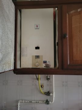 Technicien en réparation de chauffe-eau à gaz