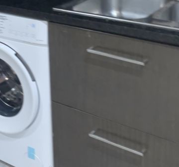 Handwerker für Möbelreparatur