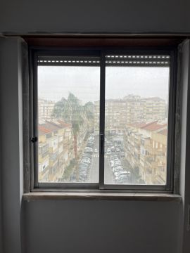 Carpintero del metal para la reparación de ventanas