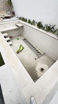 Experten für Swimmingpools (Instandsetzung) - Haus