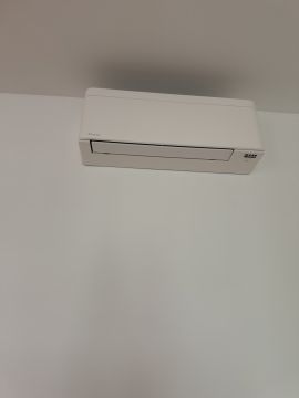 Técnico de reparación del aire acondicionado centralizado