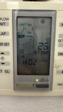 Técnico de reparación del aire acondicionado centralizado