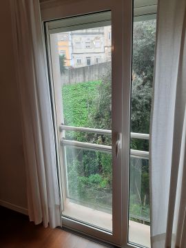 Carpintero del metal para la reparación de ventanas