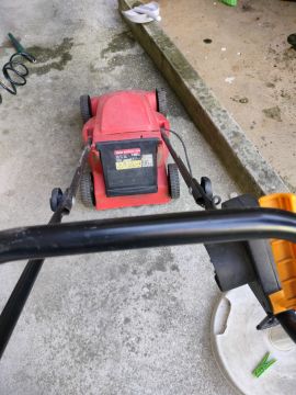 Technicien en réparation de tondeuses à gazon