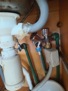 Undichte Rohre oder Wasserhähne reparieren