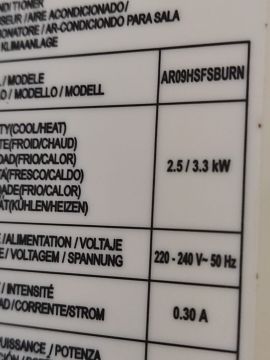 Técnico de reparación del aire acondicionado centralizado