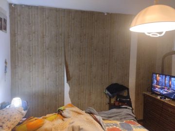 Pintor para la instalación de papel pintado