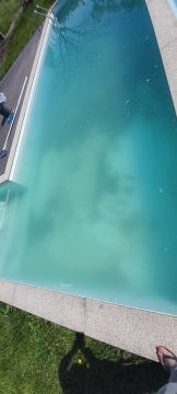 Swimmingpool reinigen oder warten