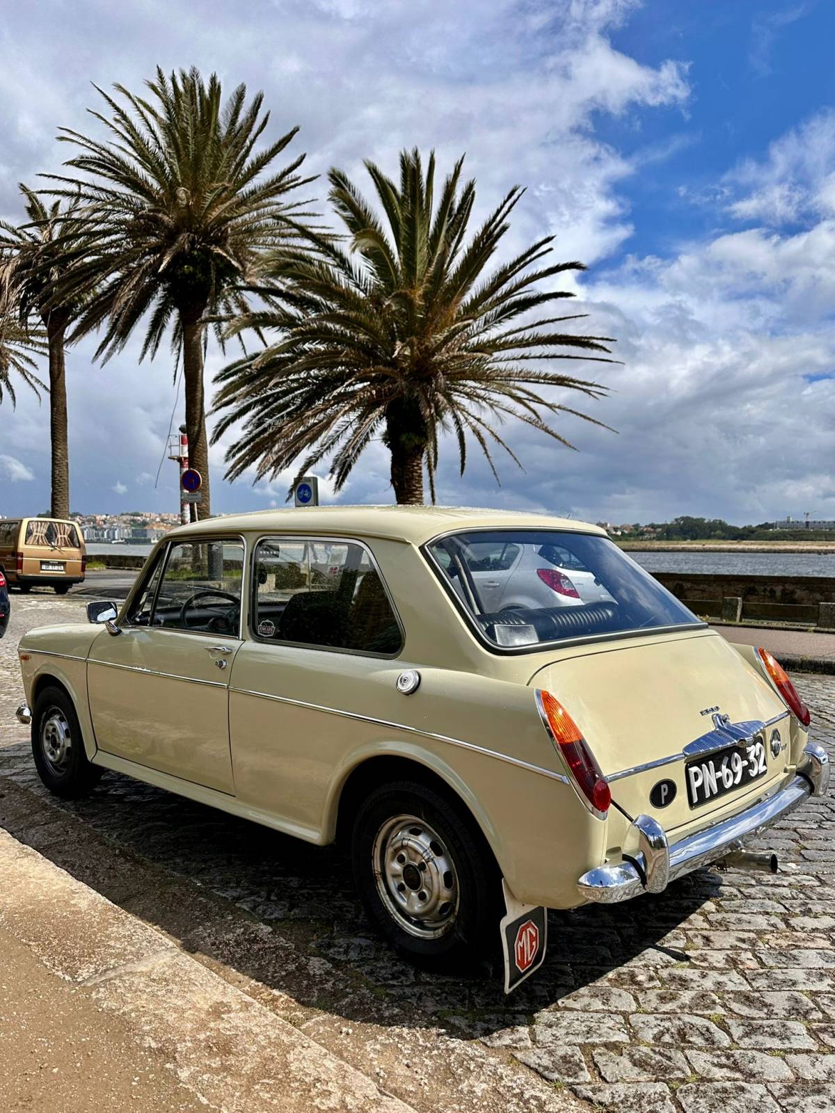 MG MK ll - Gondomar - Alquiler de autobuses y coches