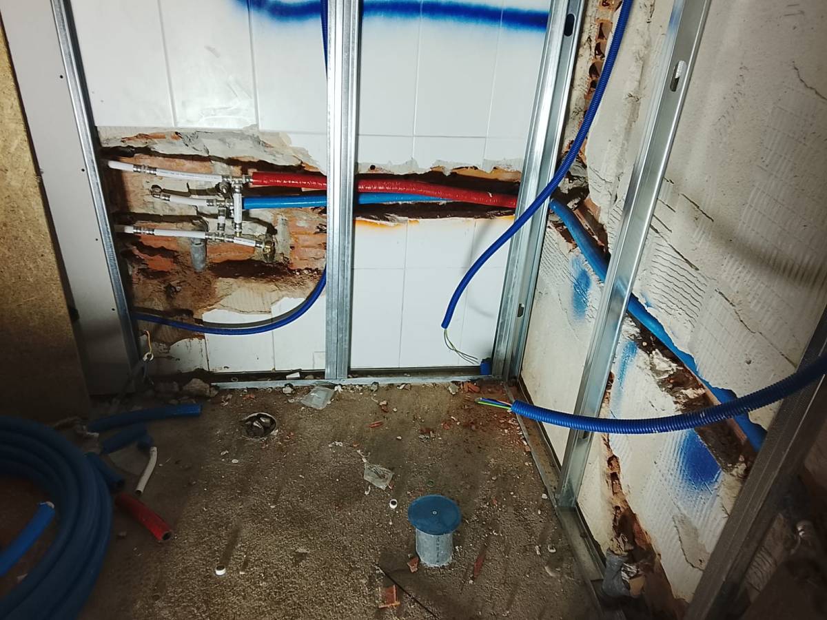 RRTC RECONSTRUÇÃO CANALIZAÇÃO E ELETRICIDADE - Santarém - Instalação de Tubos de Canalização