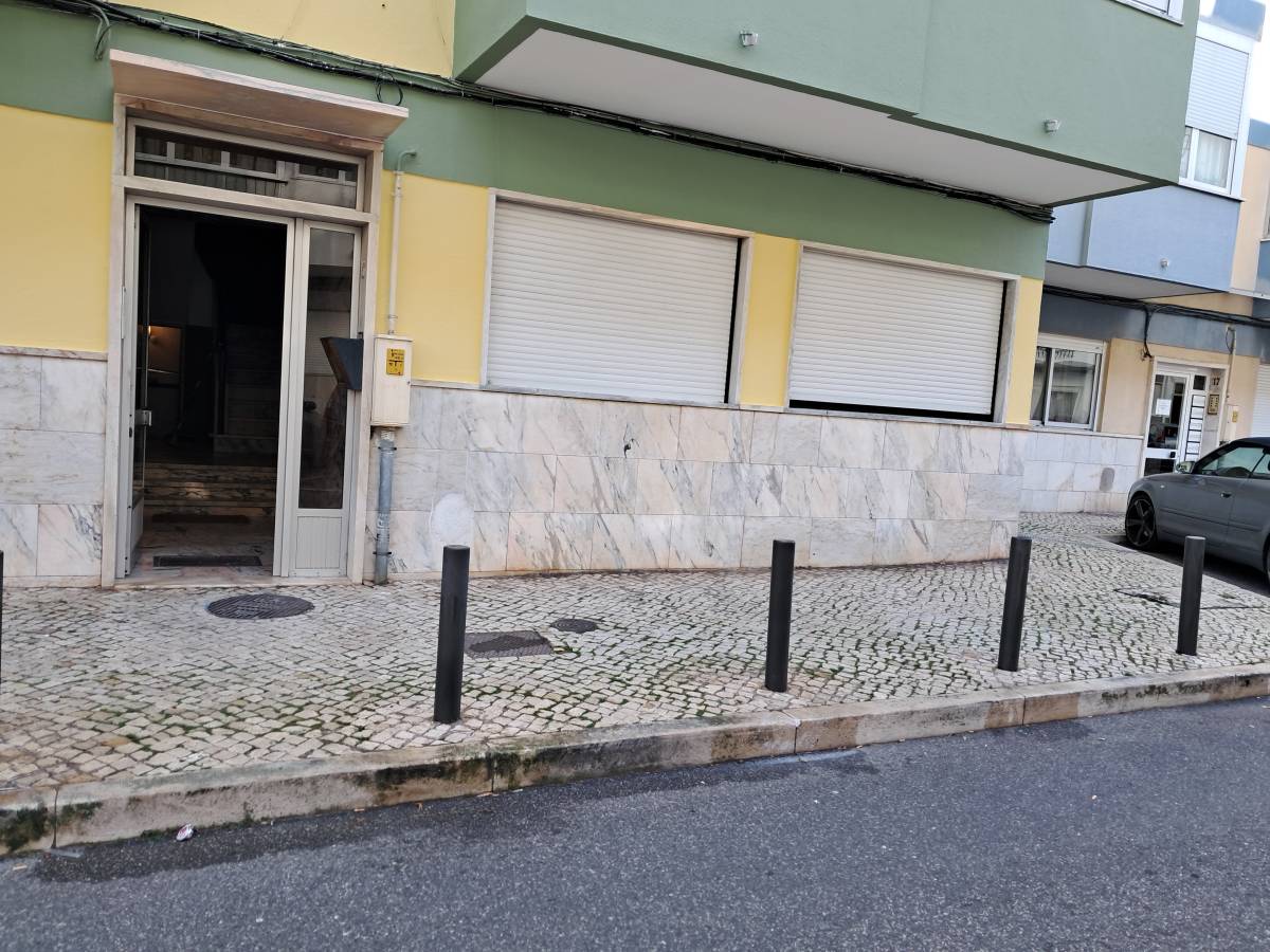 Daniel Rocha dos Reis - Cascais - Siding Installation, Repair, or Removal