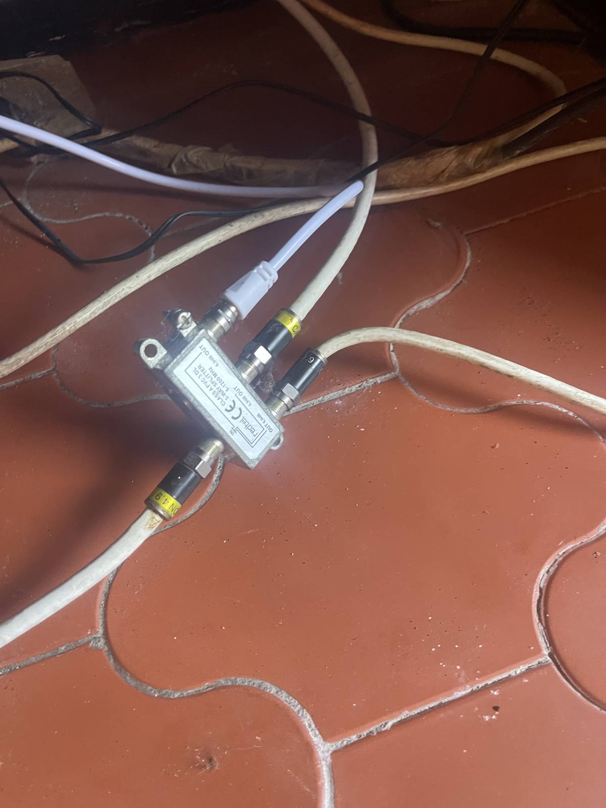 Técnico polivalente de Manutenção e reparação - Amadora - Montagem de Mobília