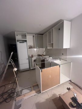 Küchenarbeitsplatte montieren