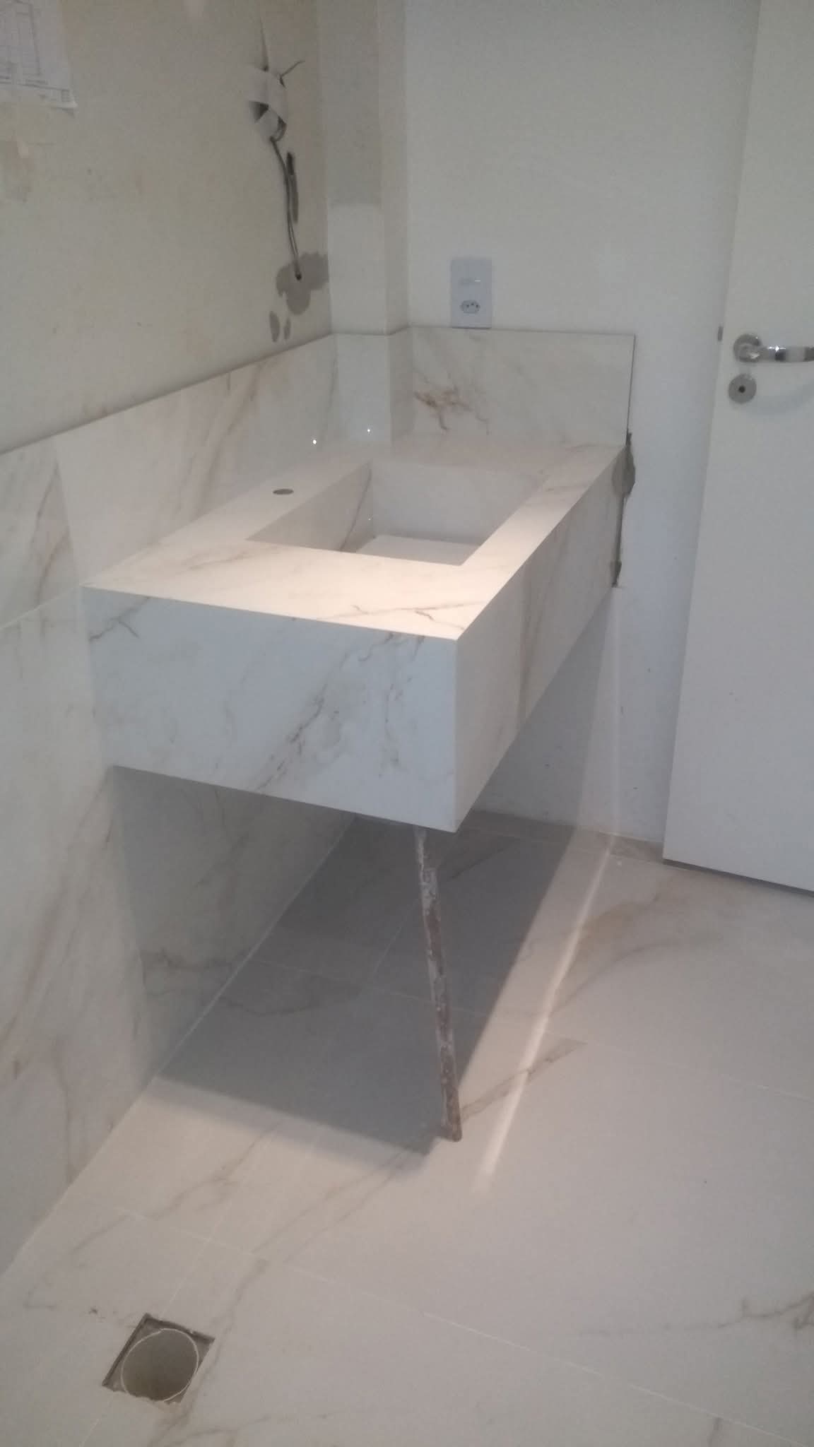 Sou especialista em ladrilhos em geral a mais de 15 anos no ramo, acabamentos de primeira - Torres Novas - New Home Construction