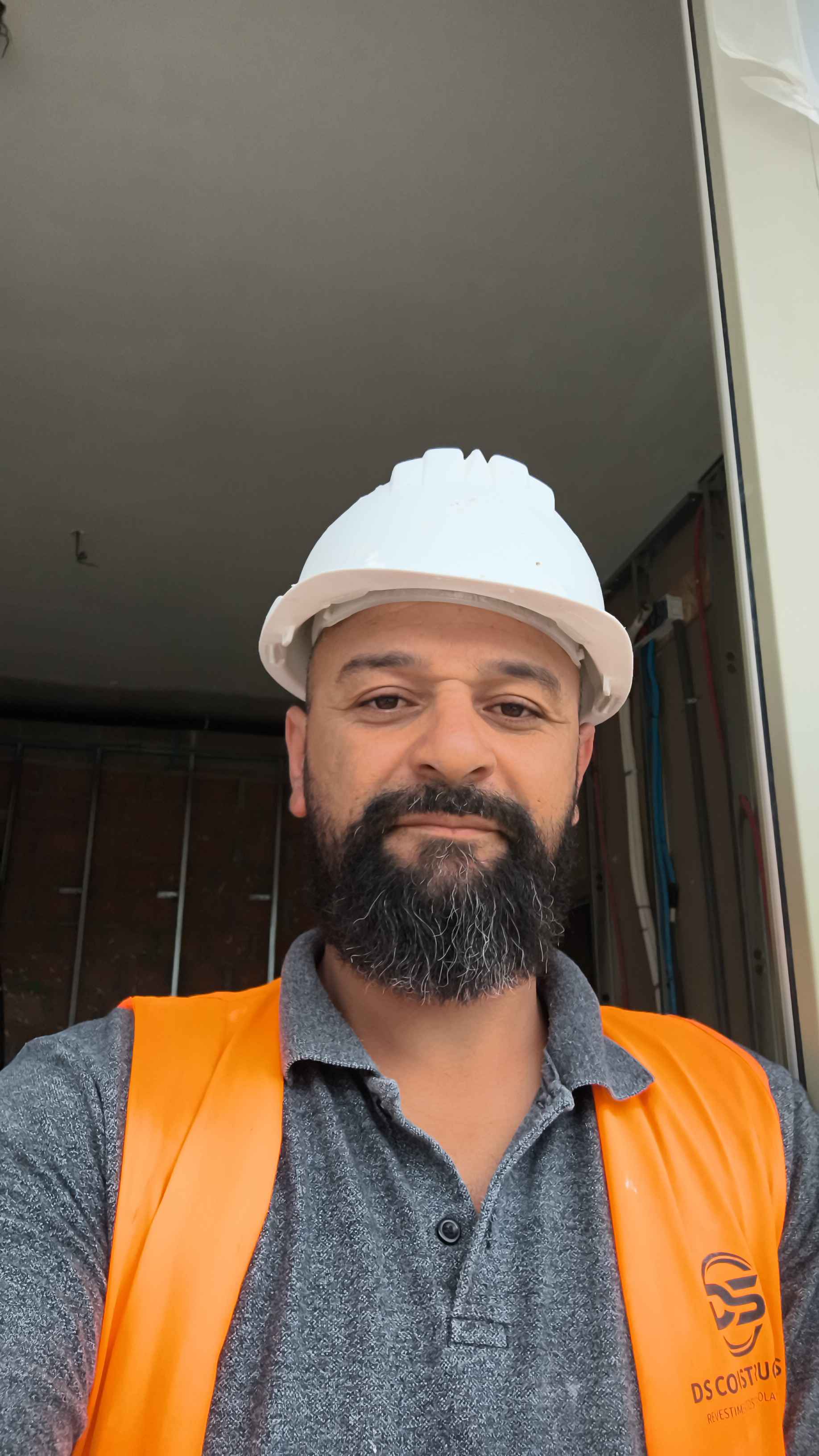 Sou especialista em ladrilhos em geral a mais de 15 anos no ramo, acabamentos de primeira - Torres Novas - Store Renovation