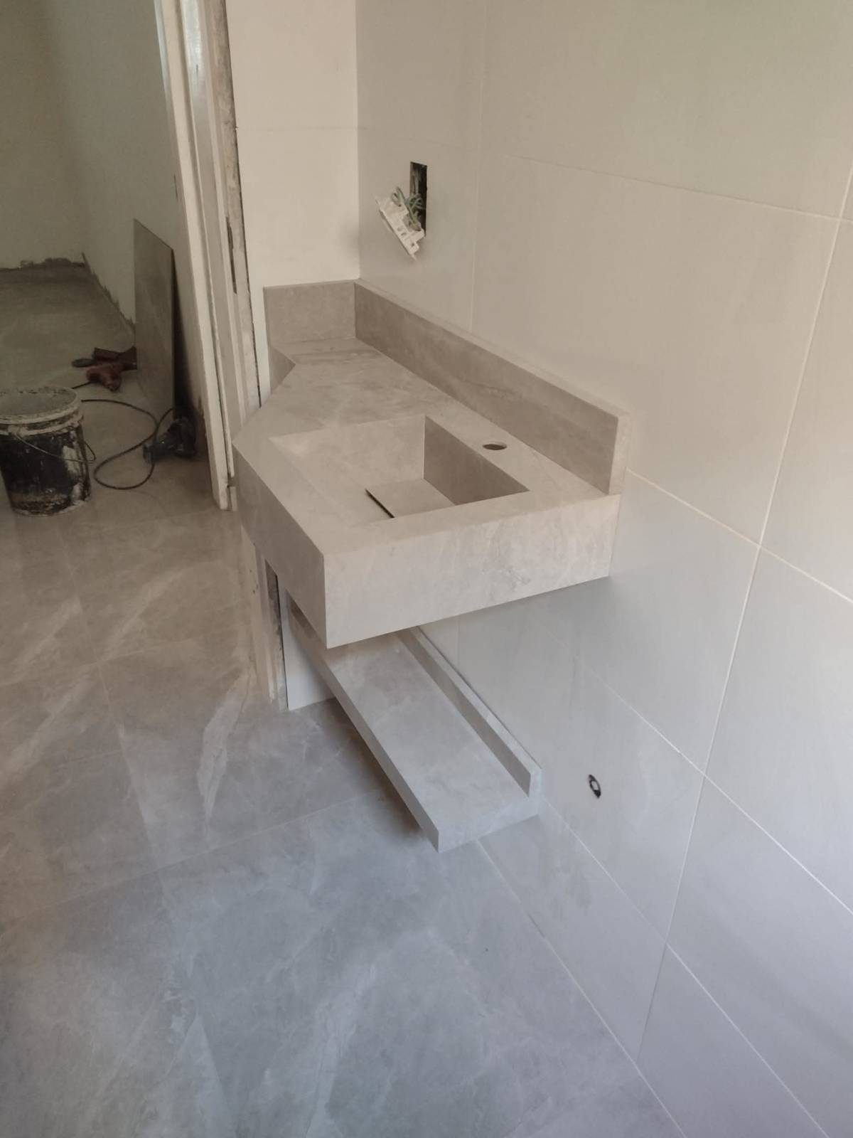 Sou especialista em ladrilhos em geral a mais de 15 anos no ramo, acabamentos de primeira - Torres Novas - Tile Repair