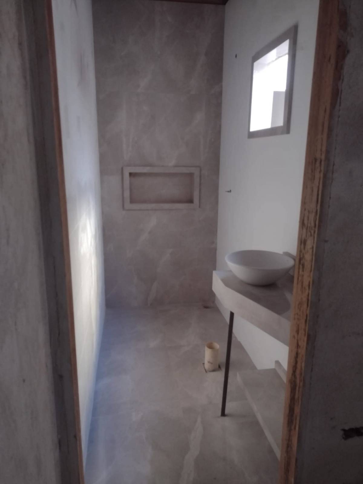 Sou especialista em ladrilhos em geral a mais de 15 anos no ramo, acabamentos de primeira - Torres Novas - Tile Installation