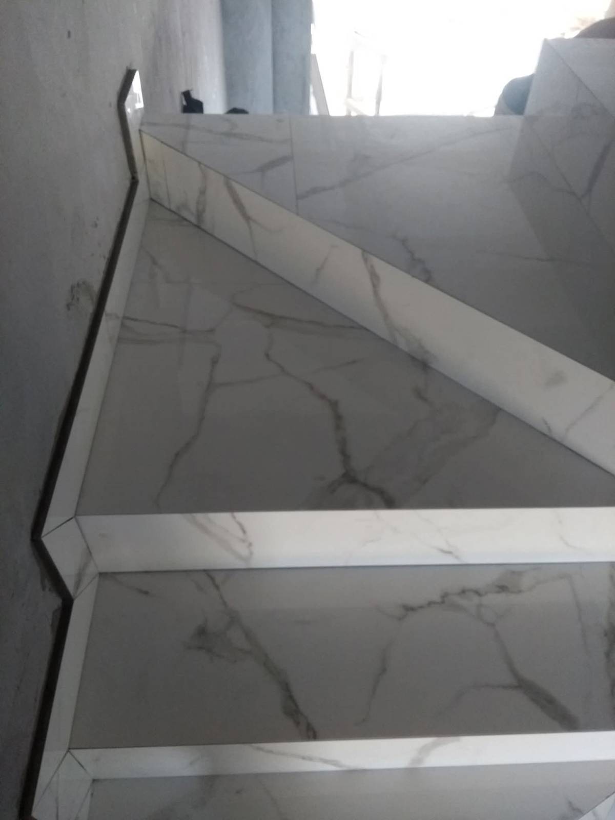 Sou especialista em ladrilhos em geral a mais de 15 anos no ramo, acabamentos de primeira - Torres Novas - Caulking