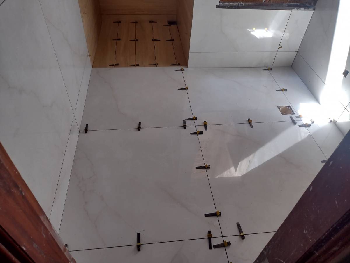 Sou especialista em ladrilhos em geral a mais de 15 anos no ramo, acabamentos de primeira - Torres Novas - Interior Wall Addition