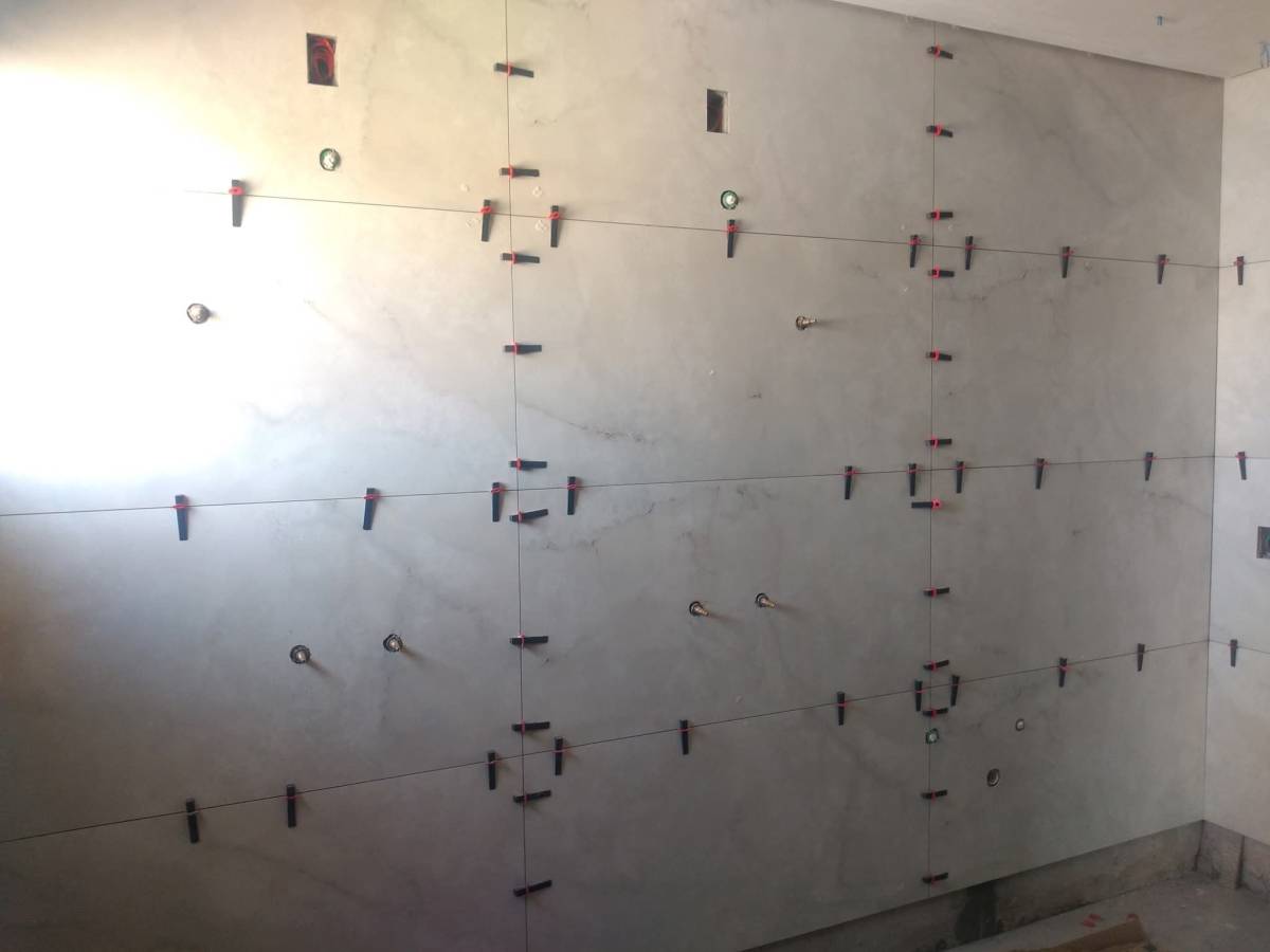 Sou especialista em ladrilhos em geral a mais de 15 anos no ramo, acabamentos de primeira - Torres Novas - Tile Installation