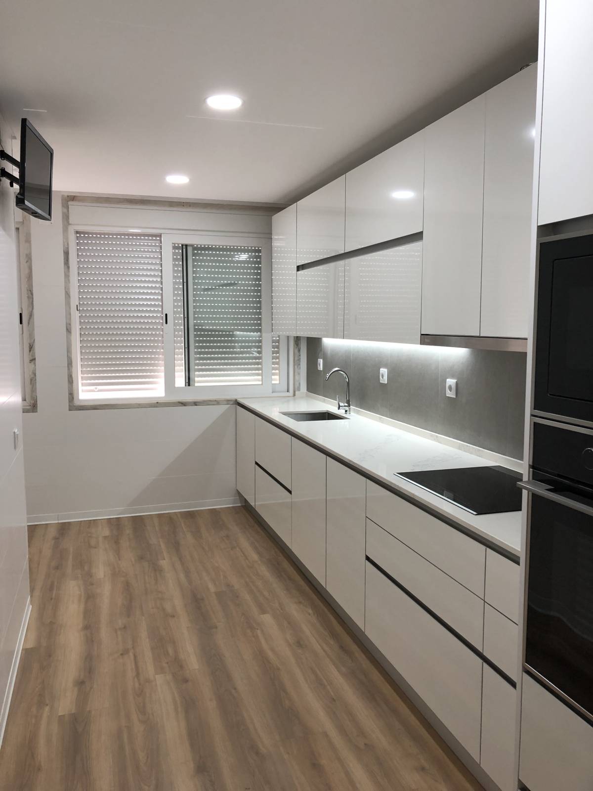 Remokit - Vila Franca de Xira - Glasbausteine anbringen