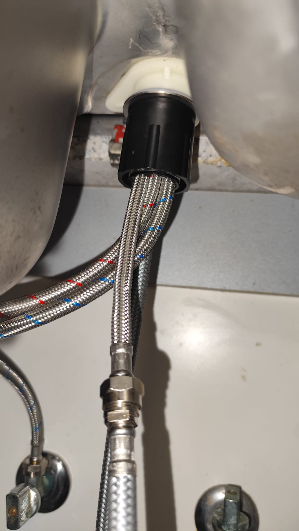 Canalizador (Reparação de Lavatório e Torneira)