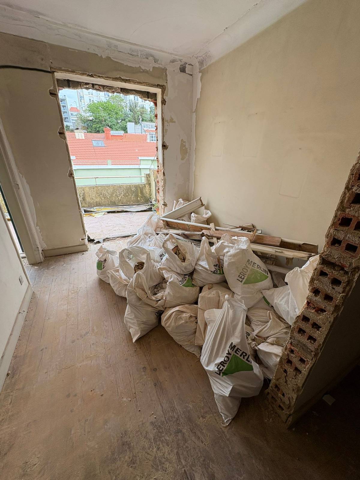 Recolhas de lixo/entulho, entregas oe mudanças - Lisboa - Instalação de Pavimento em Pedra ou Ladrilho