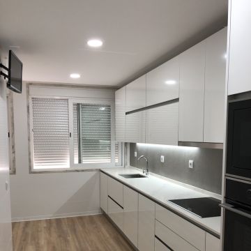 Remokit - Vila Franca de Xira - Glasbausteine anbringen