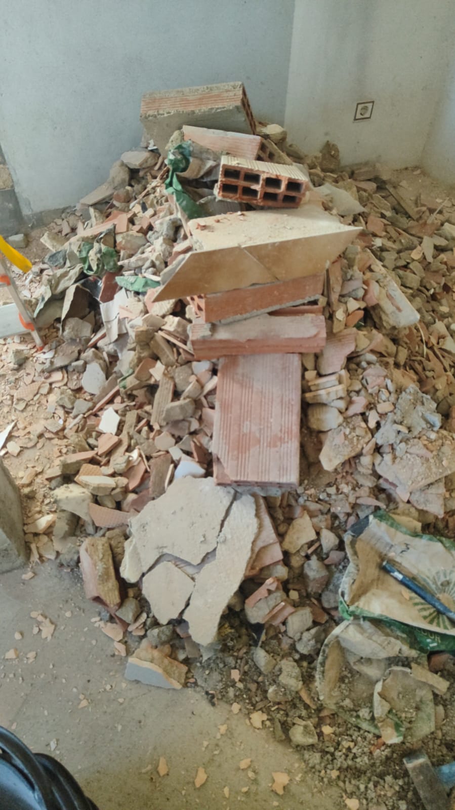 CLYON - Seixal - Enlèvement de déchets et de gravats