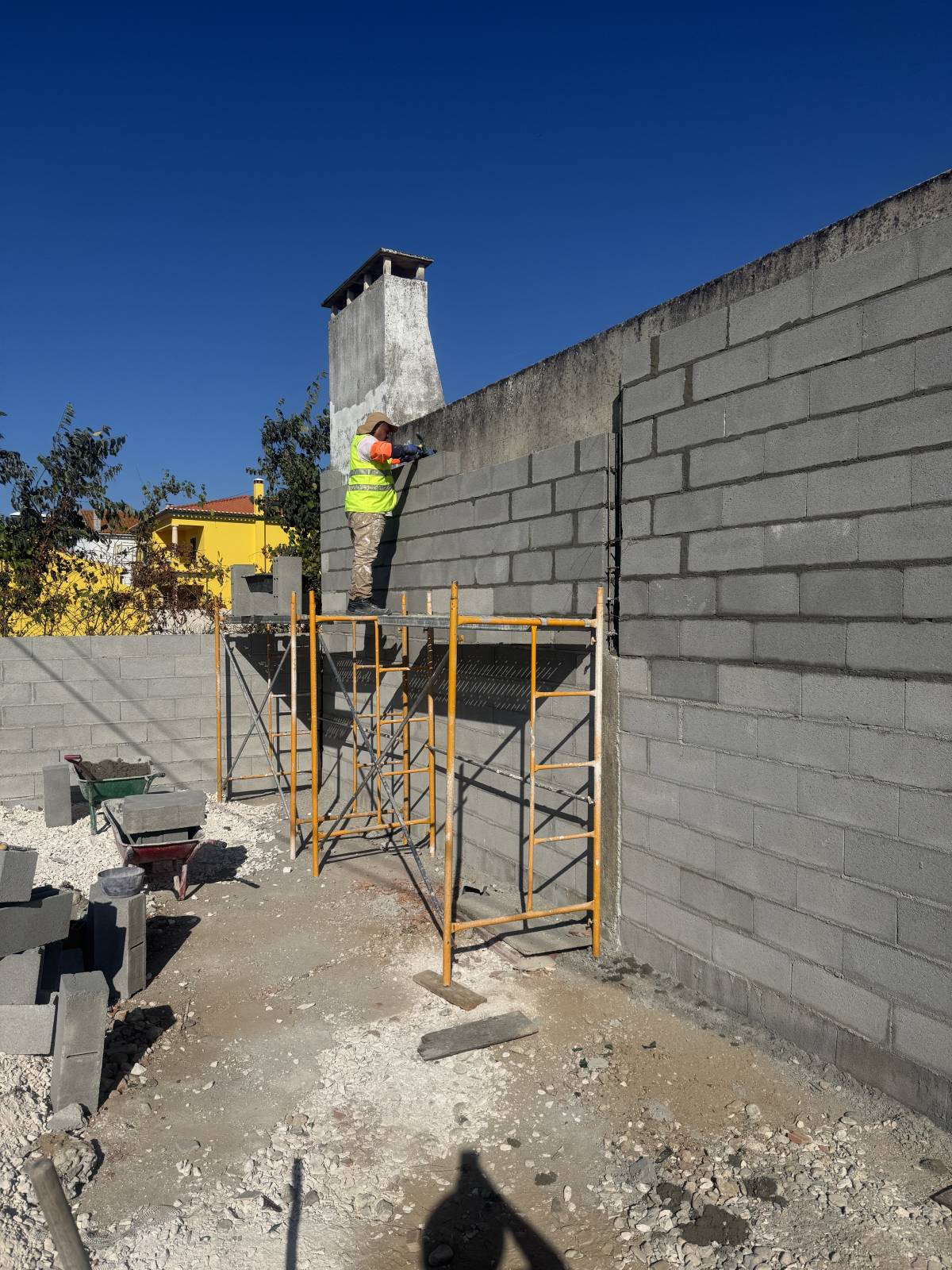 Oliveiras Remodelação - Rio Maior - Innenwand einbauen